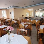 Bay מלון דירות 3*