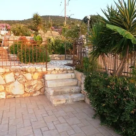 Bay מלון דירות 3*